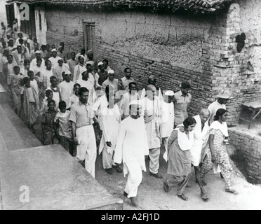 Mahatma Gandhi während seines friedensmarschs durch Bihar, Indien, März 1947, alter Jahrgang 1900er Stockfoto
