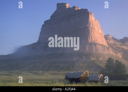 Gedeckte Güterwagen auf dem Oregon Trail in Scotts Bluff National Historic Site Nebraska. Foto Stockfoto