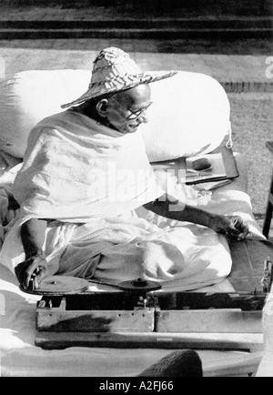 Mahatma Gandhi trägt einen Noakhali-Hut, während er sich im Birla House New Delhi Indien dreht. November 1947 altes Vintage-Bild der 1900er Jahre Stockfoto