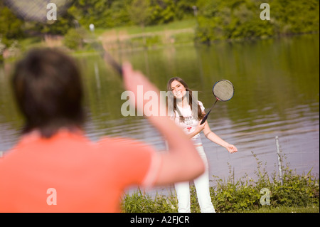 Junges Paar spielen Badminton, Fokus auf Frau Stockfoto
