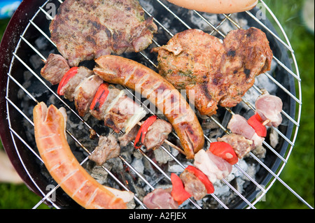 Fleisch Wurst und Pfeffer auf Grill, erhöhten Blick Stockfoto