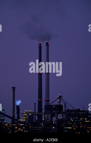 Europa, Niederlande, Holland, Noord, Leimuiden, Amsterdamer Hafen, industrielle Landschaft am Abend Stockfoto