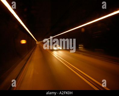 Mietwagen in Tunnel, (Bewegungsunschärfe) Stockfoto