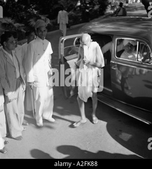 Mahatma Gandhi verlassen ein Auto raus aus Automobil für seine reden mit moslemischer Führer Muhammed Ali Jinnah Bombay 1944 Stockfoto