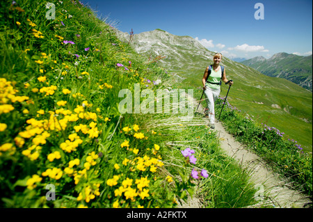 Frau in Österreichische Alpen wandern Stockfoto