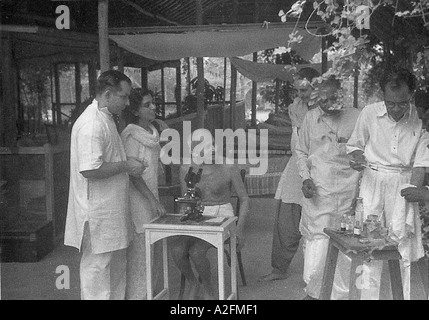 Doktor der Medizin erklärt Mahatma Gandhi den Hookworm OVA Mumbai Bombay Maharashtra Indien Mai 1944 Stockfoto