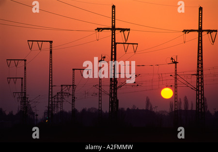 Pylone bei Sonnenuntergang Stockfoto