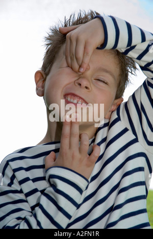 Junge (4-7) lustiges Gesicht, Nahaufnahme Stockfoto