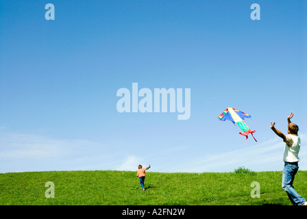 Deutschland, Vater und Sohn (6-7) fliegen kite auf Wiese Stockfoto