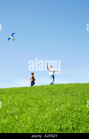 Vater und Sohn einen Drachen Stockfoto