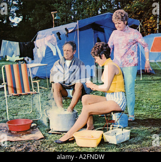 Rank Film CARRY ON CAMPING 1969 mit Sid James auf der linken Seite und Joan Sims auf der rechten Seite Stockfoto