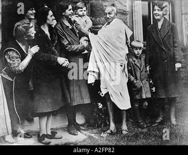 Mahatma Gandhi begrüßt die Menschen im Springvale Garden Village Darwen Blackburn Lancashire England Vereinigtes Königreich Großbritannien 1931 Alter Jahrgang 1900s Bild Stockfoto