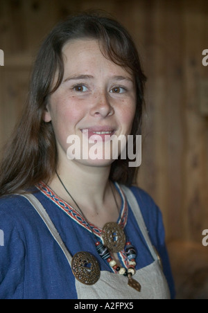 Norwegische Frau Viking Souvenirs, Gudvagan, Sognefjord, Norwegen.  (MR) Stockfoto