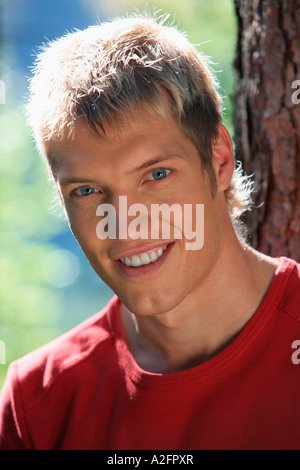 Junger Mann, Lächeln, Porträt, Nahaufnahme Stockfoto