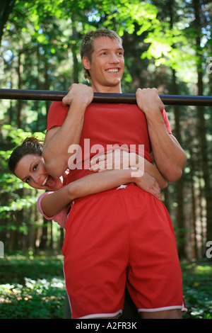 Paar am Reck trainieren Stockfoto