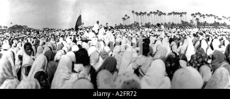 Mahatma Gandhi predigt Menschenmenge treffen Bruch des Salzgesetzes Gujrat Gujarat Indien 9. April 1930 altes Bild des Jahrgangs 1900