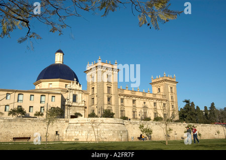 VALENCIA S FINE ARTS MUSEUM MIT BLICK AUF DIE TURIA PARK JARDINES DEL TURIA EINMAL EIN OLD RIVER BETT VALENCIA SPANIEN EU Stockfoto