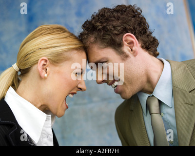 Geschäftsmann und Geschäftsfrau Streit, Seitenansicht, Nahaufnahme Stockfoto