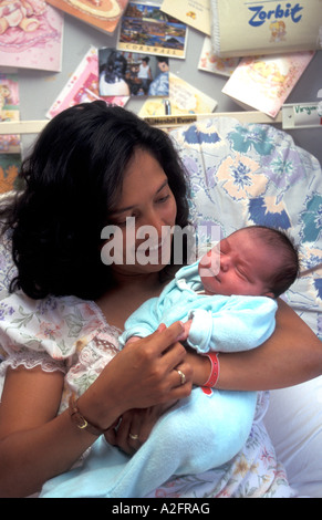 Hispanische Mutter mit ihrem Neugeborenen Baby in Krankenstation Stockfoto