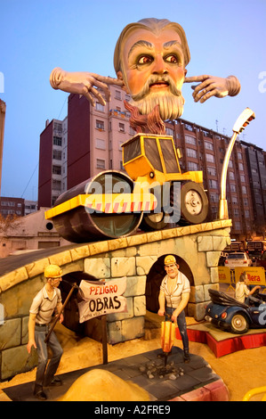 LAS FALLAS SKULPTUR GEBAUT IN DEN STRAßEN VON VALENCIA LAS FALLAS DE SAN JOSÉ FESTIVAL SPANIEN EU Stockfoto
