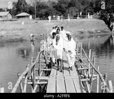 Mahatma Gandhi Kreuzung Holzbrücke während einer Konferenz in Dacca Bangladesch Februar 1940 Stockfoto