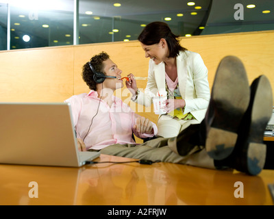 Paar zu Mittag brechen im Büro Stockfoto