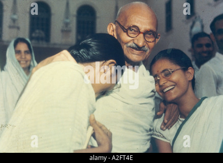 Mahatma Gandhi mit Enkelin Manu links und Abha Gandhi rechts in Delhi Indien 1948 alter Jahrgang 1900s Bild Stockfoto