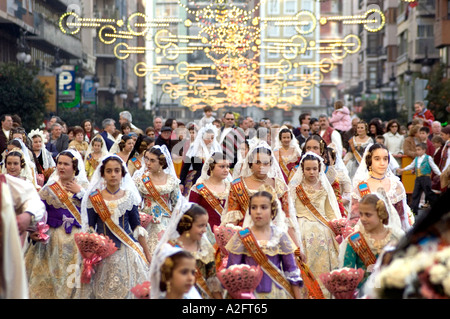 FRAUEN UND KINDER IN EINER PROZESSION WÄHREND LAS FALLAS FESTIVAL. VALENCIA Stockfoto