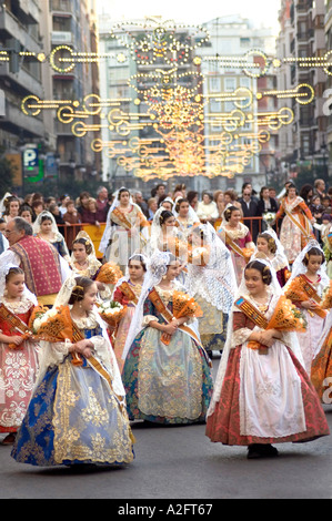 FRAUEN UND KINDER IN LAS FALLAS IN VALENCIA PROZESSION. Spanien Stockfoto