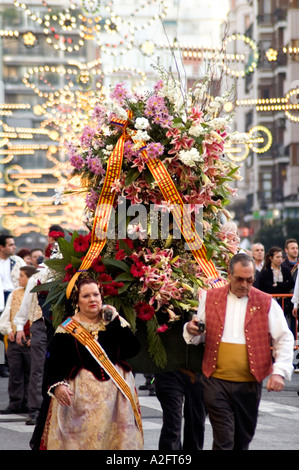 PERSONEN MIT EINEM FLORALEN ANGEBOT WÄHREND LAS FALLAS FIESTA FESTIVAL PARADE. VALENCIA. Spanien Stockfoto