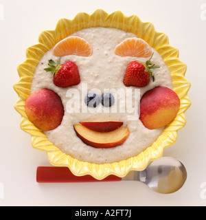 Ein lächelndes Gesicht der Früchte auf einer Schüssel Brei Stockfoto