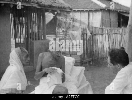 Mahatma Gandhi und seine Frau sprechen mit dem amerikanischen Journalisten Louis Fischer Stockfoto