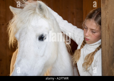 Mädchen streicheln Pferd Stockfoto