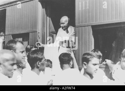 Mahatma Gandhi in einem Zugabteil der dritten Klasse, das Sodepur Bengal am 8. Januar 1946 nach Assam Indien verlässt, altes Bild aus den 1900er Jahren Stockfoto