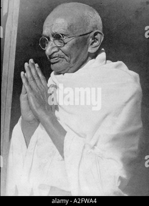 Mahatma Gandhi gruss Leute auf seiner Noakhali Tour West Bengalen, Indien, Januar 1947 Stockfoto