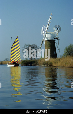 Boot auf dem Fluss Ant Norfolk vorbei Turf Moor Windpumpe Segeln Stockfoto