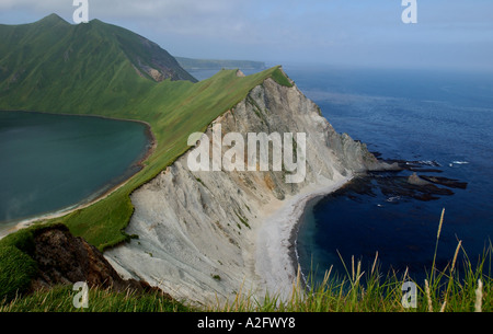 Asien, Russland, Russisch Fernost, einst Halbinsel, Kurilen-Inseln, Yankicha Insel. Blick auf bergigen Küste Stockfoto