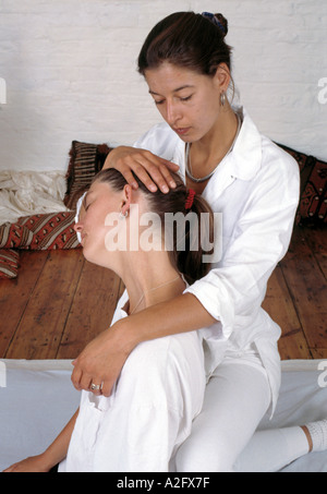 Shiatsu Massage sitzen Position Hals und Schulter massage Stockfoto