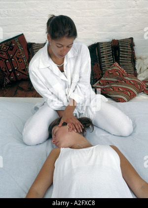 Shiatsu Massage Seitenlage Hals und Schulter massage Stockfoto