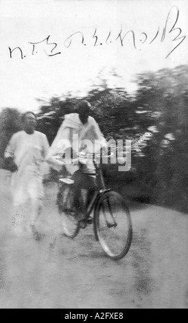 Mahatma Gandhi auf dem Fahrrad von der Universität zu Sabarmati Ashram, Ahmedabad, Gujarat, Indien, 1928, altes Vintage 1900s Bild signiert Autograph Stockfoto