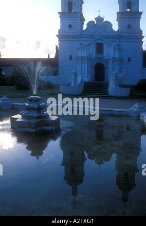 Santa Catalina Jesuiten-Kirche aus dem XVII Jahrhundert, spiegelt sich in einem Brunnen Stockfoto