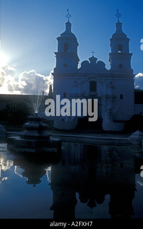 Santa Catalina Jesuiten-Kirche aus dem XVII Jahrhundert, spiegelt sich in einem Brunnen Stockfoto