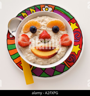 Ein lächelndes Gesicht der Früchte in eine Schüssel Brei Stockfoto