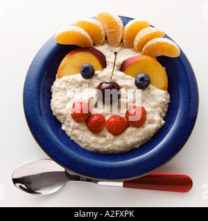 Ein lächelndes Gesicht der Früchte in eine Schüssel Brei Stockfoto