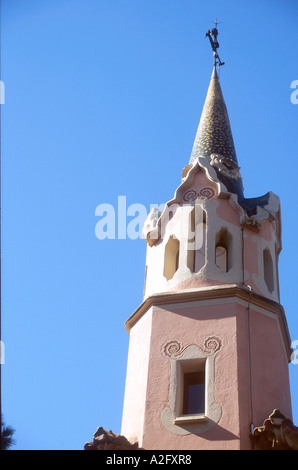 Der Turm der Casa Museu Gaudi im Parc Güell, das Haus und Museum, das Antoni Gaudi Stockfoto