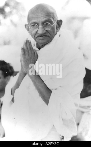 Mahatma Gandhi grüßt Leute, die namaste sagen Willkommen mit gefalteten Händen Indien 1939 altes Vintage 1900er Jahre Bild Stockfoto