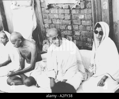 MKG33052 Mahatma Gandhi sitzen mit Frau Kasturba Gandhi und Sardar Vallabhbhai Patel Stockfoto