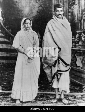 Mahatma Gandhi und Kasturba Gandhi sind gerade aus Südafrika nach Indien zurückgekehrt, 1916, altes Bild aus dem 19. Jahrhundert Stockfoto