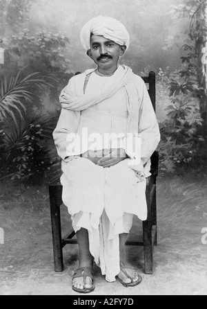 Mahatma Gandhi in Kathiawadi Kleid aus Saurashtra in einem Studio, Gujarat, Indien, 1915, alter Jahrgang 1900s Bild Stockfoto