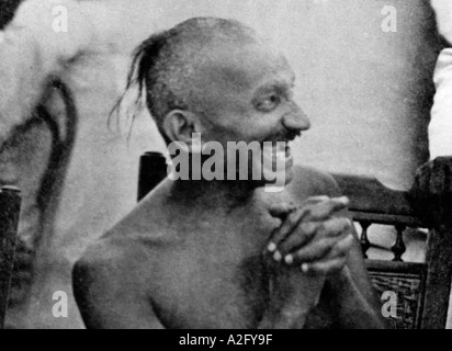 Mahatma Gandhi lacht glücklich auf einer Party in Chennai Tamil Nadu Indien Asien September 1921 Alter Jahrgang 1900s Bild Stockfoto